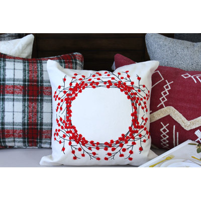 Coussin de Noël 18 x 18 po avec motif de couronne de couleur naturelle et rouge