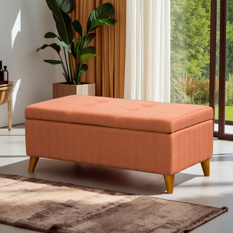 Banc repose-pieds orange capitonné avec rangement à boutons Ainsley, couvercle à charnières et pieds en bois massif pour le salon / la chambre à coucher
