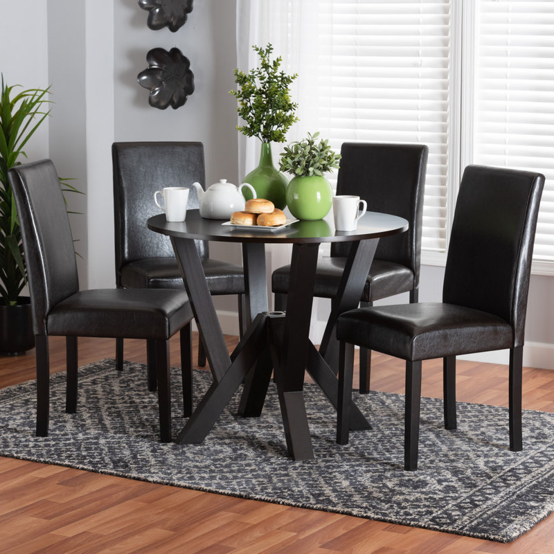 Ensemble repas pour quatre personnes
