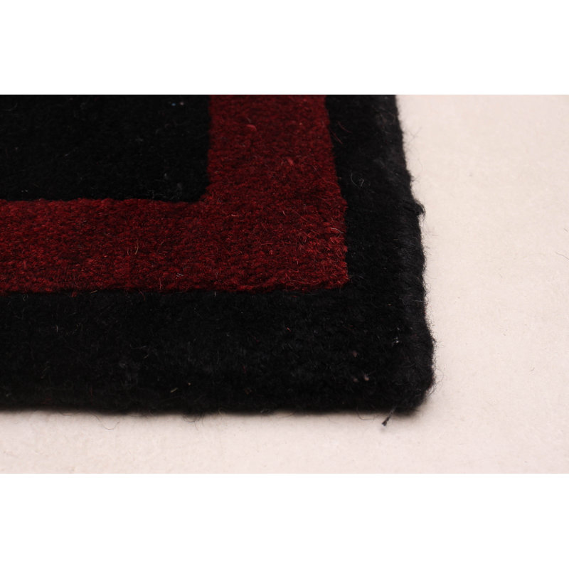 Tapis noir unique de 7 pi 10 po x 9 pi 8 po