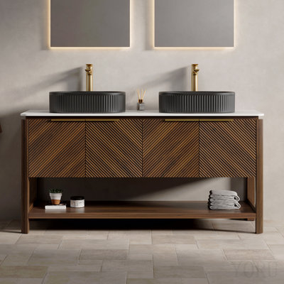 Meuble-lavabo 60 po, meuble-lavabo autoportant en contreplaqué avec 4 portes diagonales rayées et une tablette ouverte, 2 lavabos ovales en céramique noire et un plateau en pierre frittée blanc de Carrare, grain de bois noyer foncé