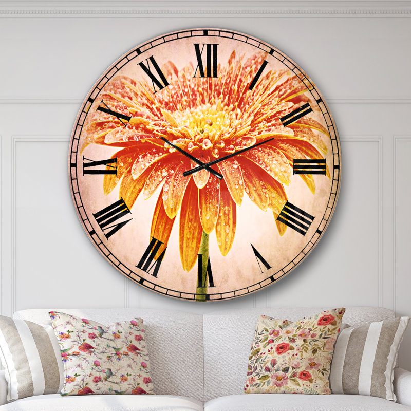 Grande horloge murale orange sur fond blanc, Surdimensionné