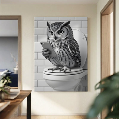 Impression sur toile encadrée de 1 pièce, hibou perché sur la toilette, tenant un téléphone intelligent, style d'art numérique réaliste. Décoration murale, parfait pour la décoration de salon, chambre, bureau, cuisine, salle de bain, décoration murale idéale