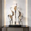 Sculpture de sol abstraite en résine de grande taille (125 cm de hauteur), plaquée argent et or, avec socle en marbre noir, ornement décoratif moderne pour hôtel, salle d'exposition et entrée.