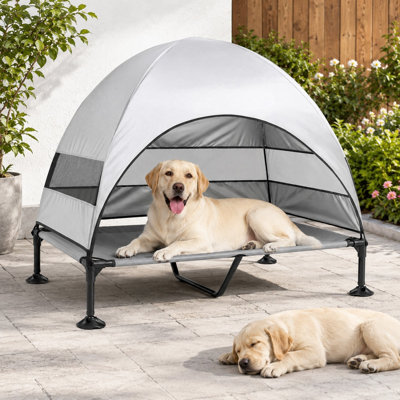Lit de camp surélevé d'extérieur avec auvent, pieds réglables stables et une large zone d'ombre, conçu comme un lit de tente surélevé pour chien destiné au camping en extérieur.