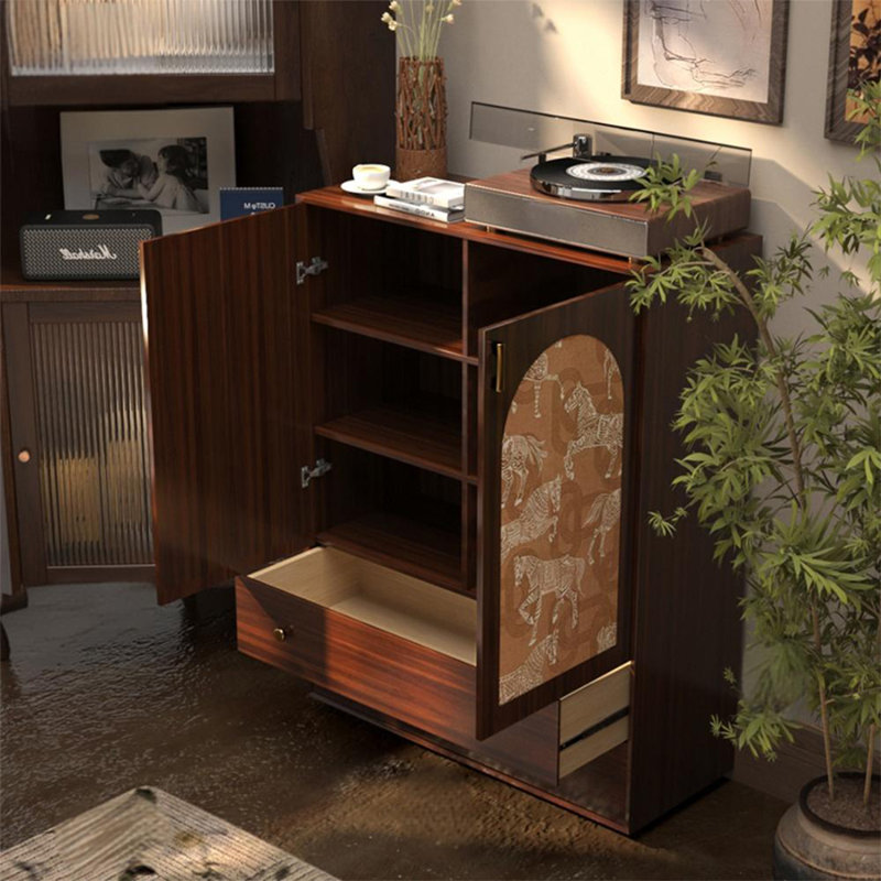 Armoire en bois avec tiroirs et tablettes