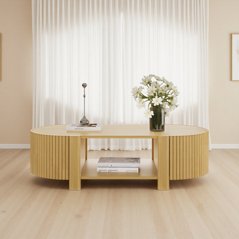 Table basse ovale cannelée avec rangement pour le salon, bois d'hévéa massif, 1 tablette et 2 portes de rangement ouvertes