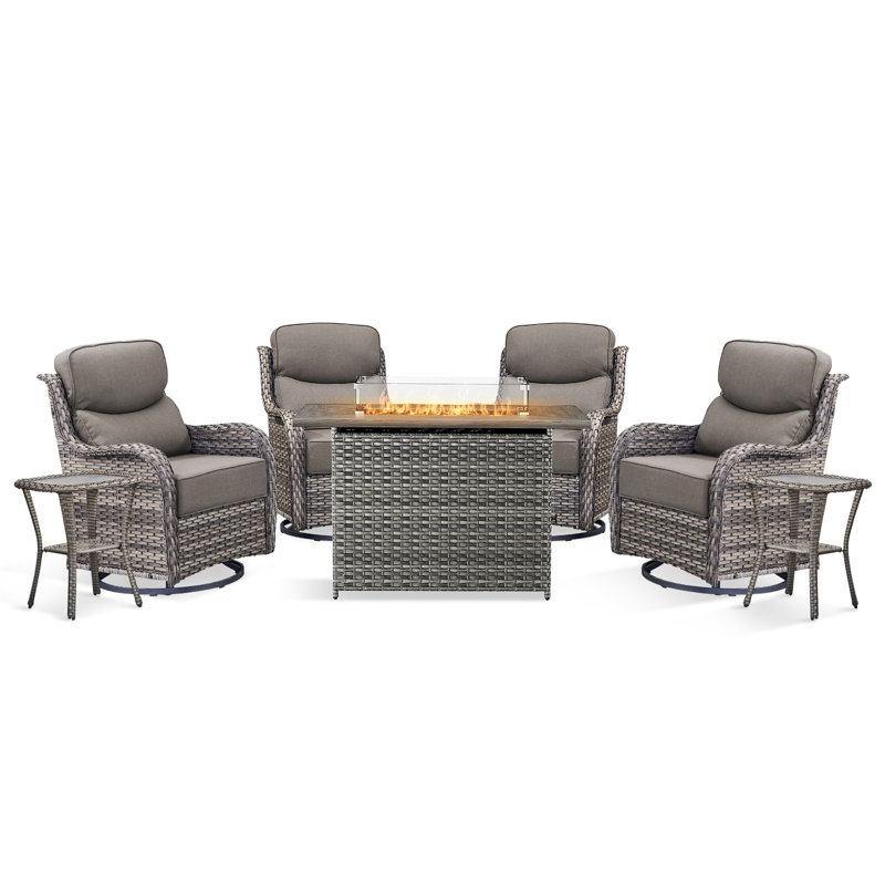 Ensemble de conversation d'extérieur en osier 7 pièces avec foyer rectangulaire Wickes, 4 fauteuils pivotants avec coussins épais de 6 po