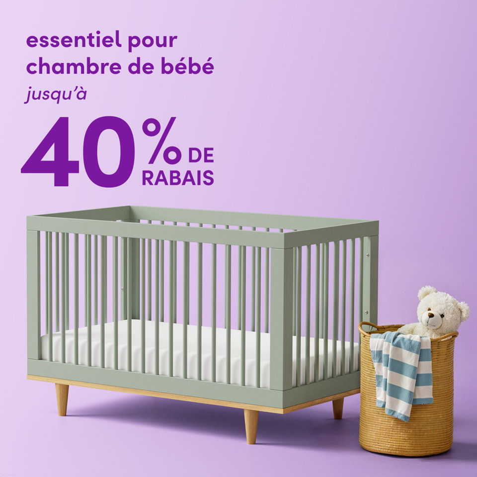 Essentiel pour chambre de bébé, profitez de jusqu'à 40 % de rabais sur un berceau vert sauge avec un panier de rangement contenant une couverture rayée et un ours en peluche sur un fond mauve.
