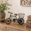 Sculpture en bois et tricycle Sufyaan