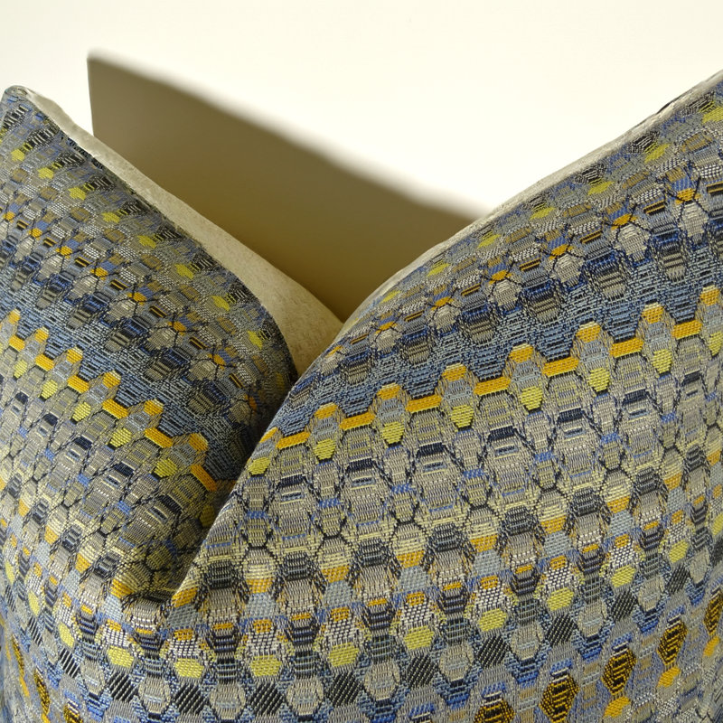Housse de coussin Thomas Thomas® à rayures bleues et jaunes de tailles variées, Carré 22 po