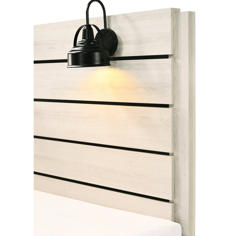 Grand lit traditionnel, fini blanc crème vieilli, décor de chambre à coucher de style rustique avec tête de lit, bois