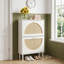Armoire à chaussures blanche avec portes en rotin d'ingénierie, base en métal, poignées dorées et conception autoportante