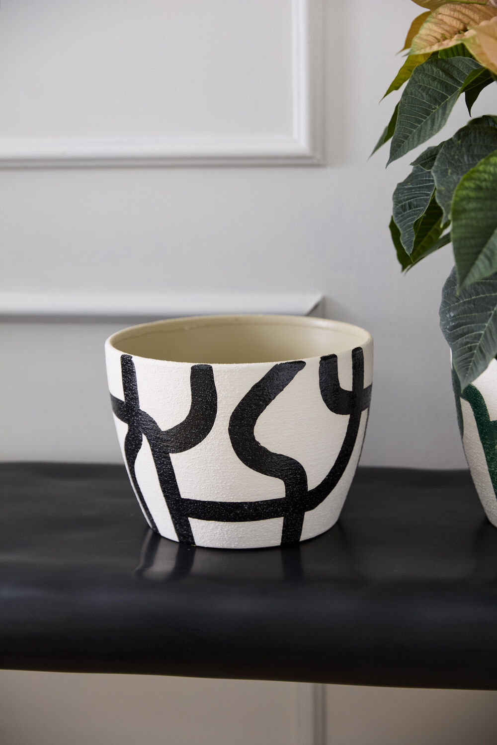 Leshawn 10" Pot Planter, Black