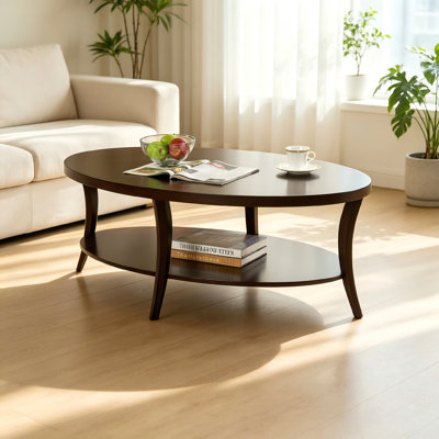 Cette table basse ovale de style Perth dispose de tablettes étagées et peut être utilisée comme table basse décontractée dans le salon.