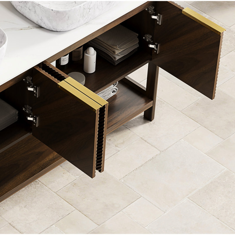 Meuble de salle de bain 60'' avec plateau en pierre frittée blanche, 4 portes et tablette ouverte, fini noyer foncé, résistant à l'eau et aux rayures, panneaux de porte en contreplaqué 3D, design multicouche, idéal pour le rangement.