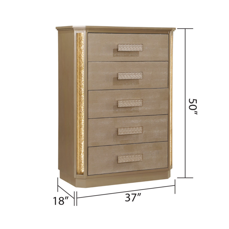 Commode en bois doré