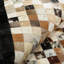 Tapis brun en patchwork de peau de vache avec bordure noire-1317432928