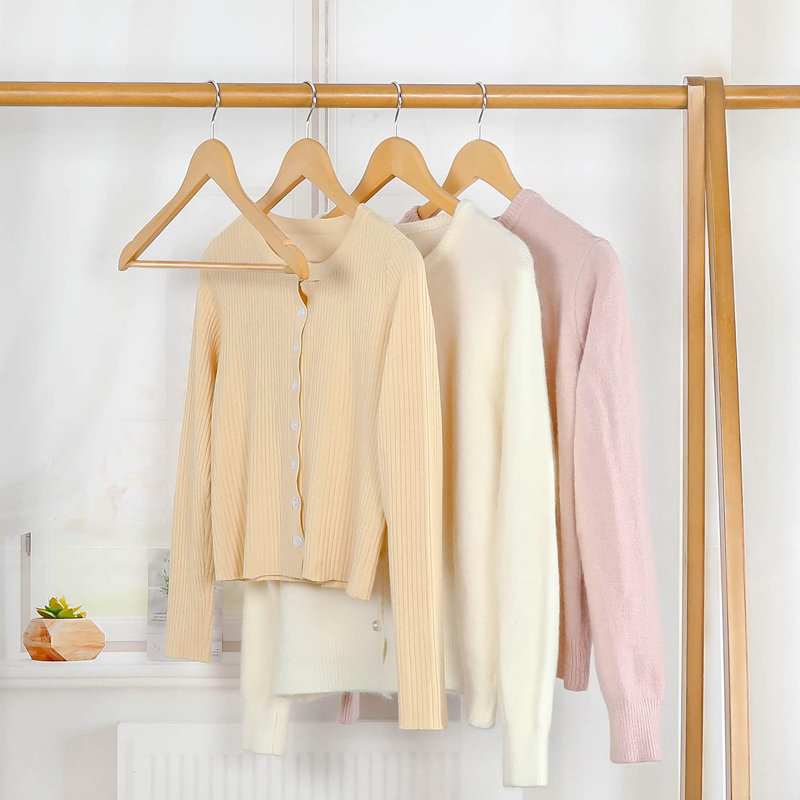 Paquet de 30 cintres en bois, cintres en bois naturel, cintre durable avec crochet rotatif à 360 degrés, barre antidérapante pour pantalons et crans d'épaule