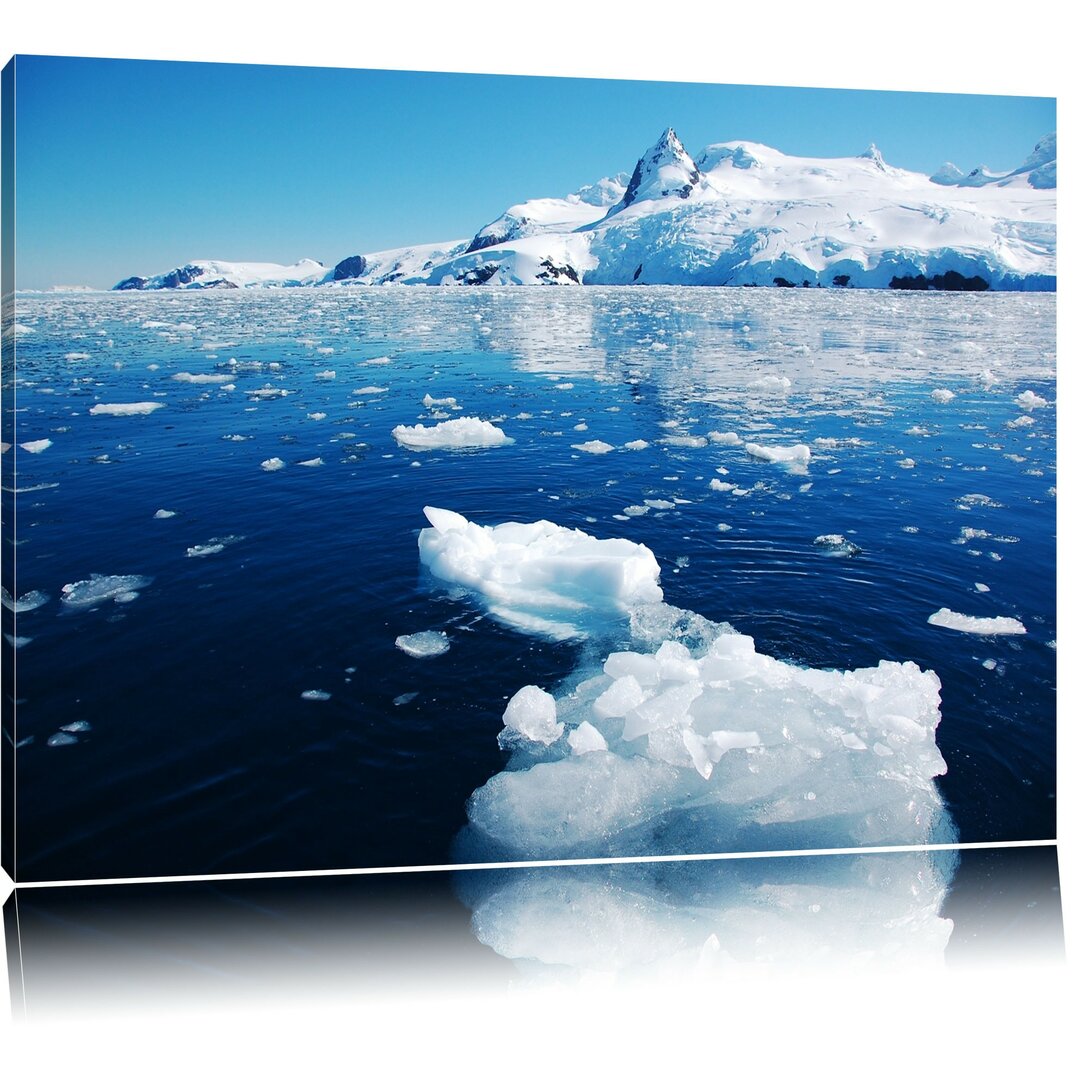 Leinwandbild Eisbrocken im Meer in Blau/Weiß