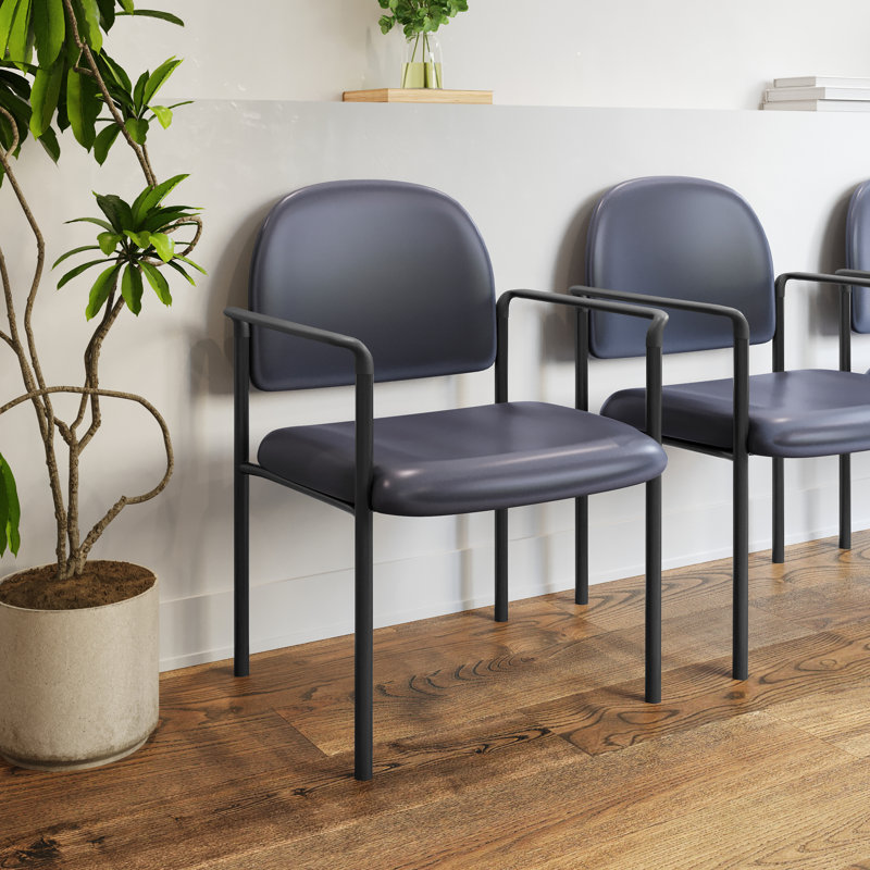 Chaise de réception rembourrée empilable Prather Tania Comfort, Vinyle bleu marine, Avec accoudoirs