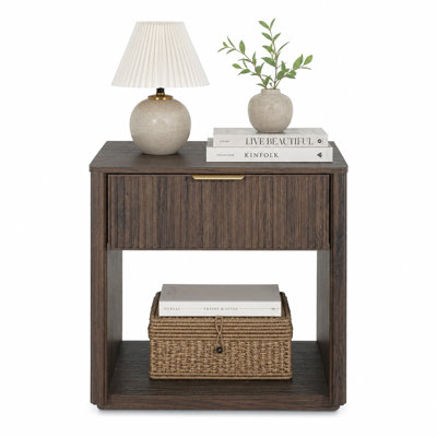 Table de chevet moderne cannelée avec 1 tiroir et tablette de rangement ouverte, table de bout avec plateau en faux marbre et poignée en aluminium doré, table de chevet à cadre en bois pour la chambre à coucher