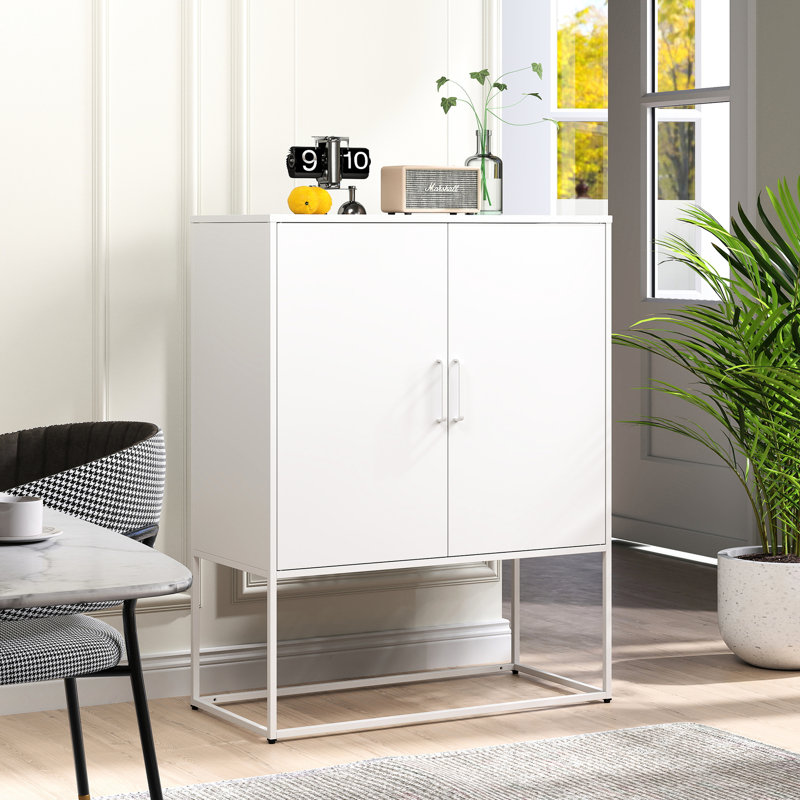 Buffet en métal robuste robuste en acier. 2 tablettes pour un rangement efficace. Et rouille. Conception élégante avec poignées en forme de U. Les portes magnétiques assurent l'étanchéité. Inclus. Utilisation polyvalente à la maison. Facile