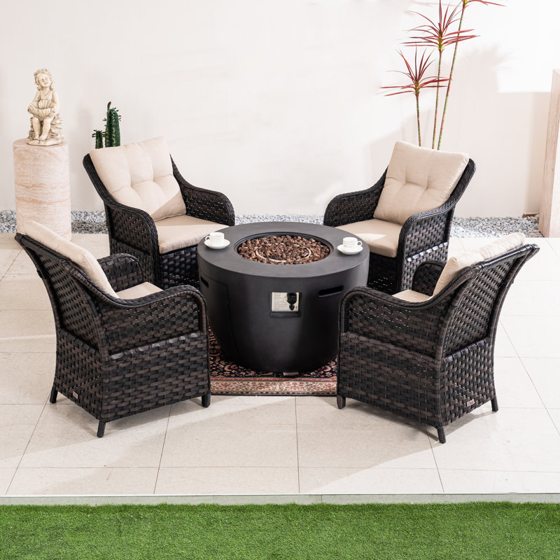Ensemble de sièges de patio moderne: 4 chaises en osier d'aluminium et table de foyer d'extérieur de 50 000 BTU pour la cour et le jardin