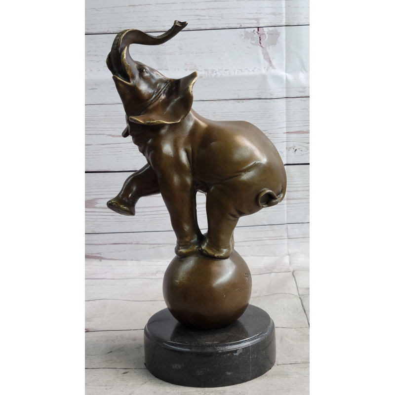 Éléphant de cirque Zlata en équilibre sur une balle, sculpture en bronze sur fond de marbre