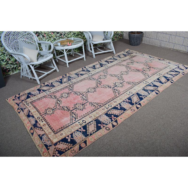 Tapis turc rétro tissé à la main dans un motif géométrique rose pour un décor bohémien unique