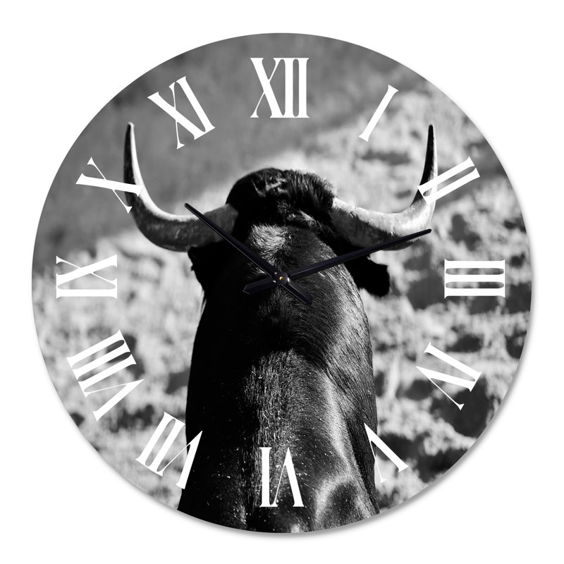 Portrait monochrome d'un taureau espagnol II - Horloge murale de ferme, Surdimensionné