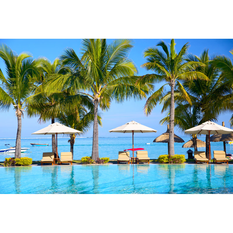 «Tropical Resort» par Dibrova - photographie sur toile tendue, L 36 po x H 24 po
