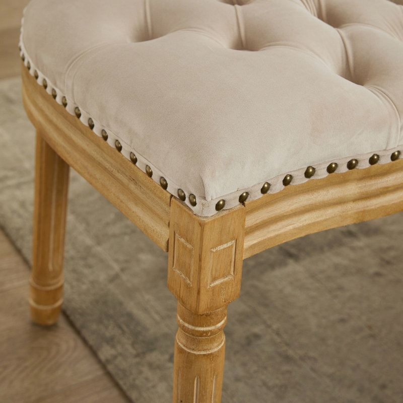 Chaises de salle à manger rembourrées en velours beige avec garniture cloutée, Beige
