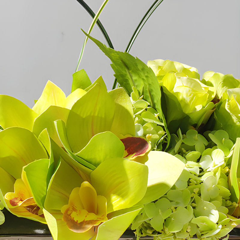 Ornements de fleurs simulées
