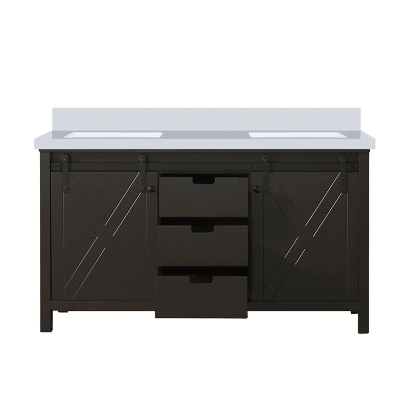 60,91 po L x P 21,34 po. Meuble-lavabo double brun avec comptoir en quartz blanc - structure en bois massif, comptoir à égratignures et à teinture, 2 armoires, 3 tablettes ouvertes pour un rangement généreux, 8 tablettes