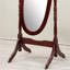 Miroir sur pied en bois de cerisier, style traditionnel. Miroir inclinable pleine longueur. Structure autoportante stable. 40,6 cm (P) x 57,2 cm (L) x 152 cm (H). Finition ovale.
