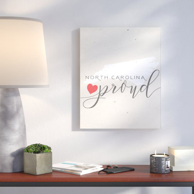 «North Carolina Proud with Heart» par Daphne Polselli, reproduction d'art textuel