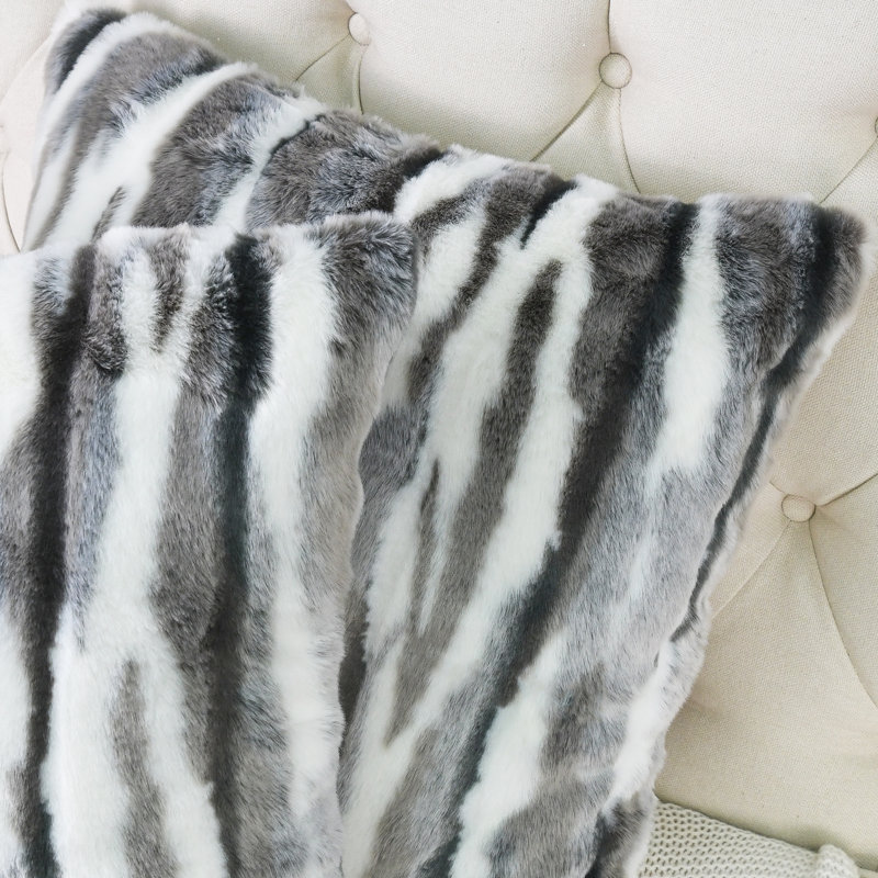 Housse de coussin multicolore en fausse fourrure Euro, gris, 26 po x 26 po