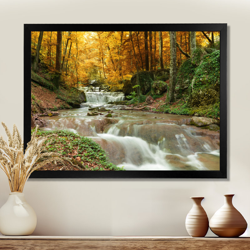 Forêt, cascade, arbres jaunes - reproduction de photo, H 34 po x l 44 po, Avec cadre, Noir