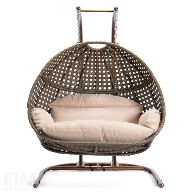 Balancelle durable en osier brun avec support et coussin beige pour une détente en plein air
