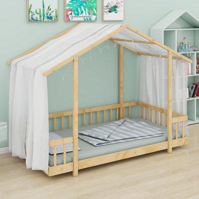 Un lit plateforme avec une structure en forme de maison, un baldaquin et des guirlandes lumineuses structure une chambre fantaisiste