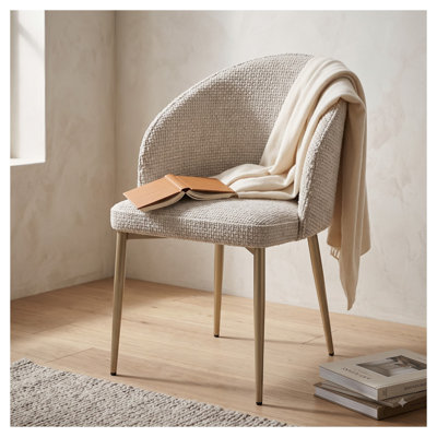 Ensemble de 2 chaises d'appoint Callista Champagne, dossier arrondi, pattes en métal doré et coussins en mousse pour salle à manger.