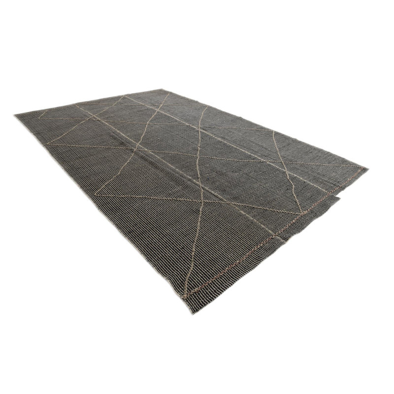 Tapis noir Kalmanovitz