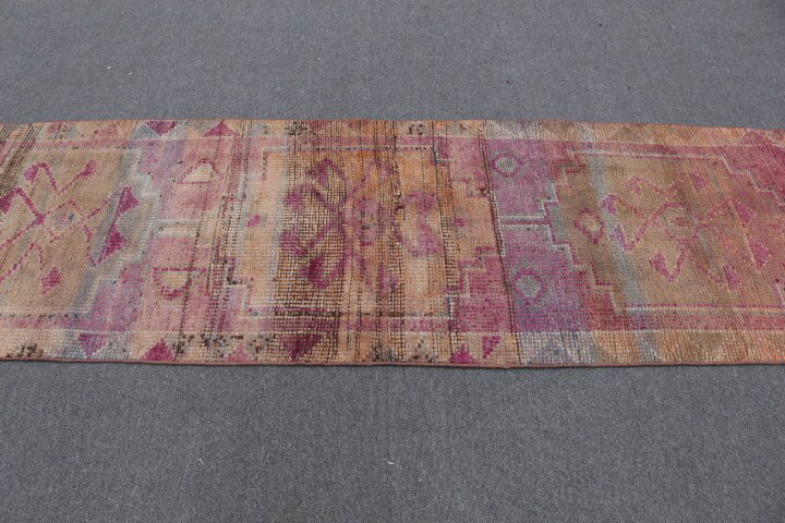Tapis turc antique tissé à la main avec un motif rose et rouge unique pour la décoration bohémienne