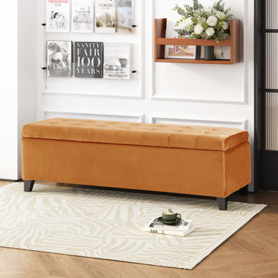 Velours orange brûlé avec compartiment de rangement spacieux et décoration, pieds en bouleau au fini brun foncé, capacité de poids de 250 lb dans la partie supérieure pour les couvertures, teinte unie, limite
