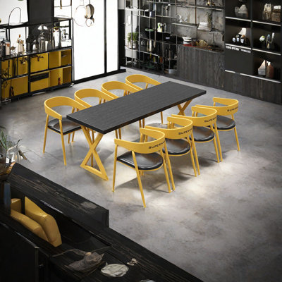 Table et chaises de style industriel