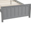 Lit plateforme simple en bois gris qui rehausse le confort de la chambre à coucher