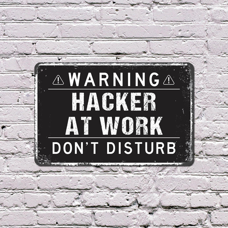 Enseigne en plastique 8 po x 12 po Hacker At Work