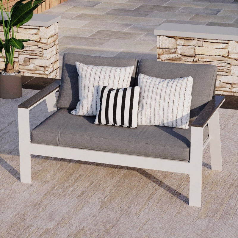 Causeuse de terrasse 52,95 po en aluminium toutes saisons avec accoudoirs en bois et dossier incliné - blanc et gris clair