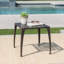 Table d'appoint d'extérieur durable avec une finition résistante aux intempéries, parfaite pour la décoration de patio et de jardin.